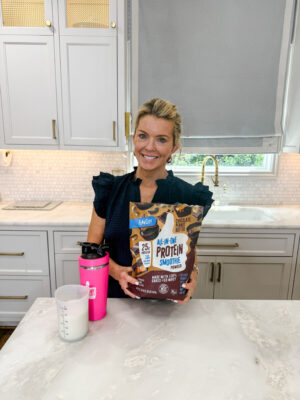 Jamie of Family Savvy with FlavCity Protein Smoothie